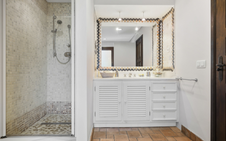 Baño de habitación principal con ducha